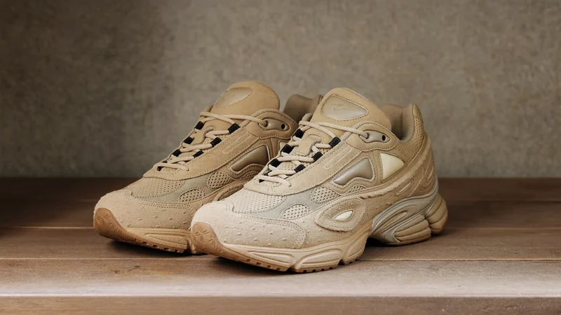 Retro løbesneakers i ruskind og mesh i ler- og sandtoner på en hylde